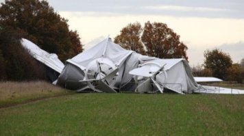 18.11.2017. Крупнейший в мире дирижабль Airlander 10 потерпел крушение в Великобритании. Об этом в субботу сообщило агентство Press Association.
Летательный аппарат стоимостью 25 миллионов фунтов стерлингов - комбинация самолета и дирижабля - упал на поле в графстве Бедфордшир, сдулся и "разбился на две части".