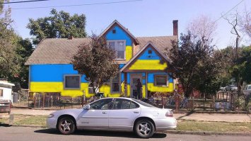 Потом приехала бригада маляров из какого-то нового штата и за бабки все перекрасила!