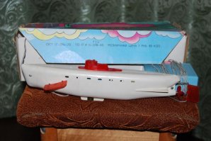 у меня были: ткацкий станок, швейная машинка на батарейках (куклам одежки удобно было шить) мини-бильярд, рулетка, еще подводный бильярд - нажимаешь на кнопочку - струйка воды подбрасывает шарики, цель - все шарики в закинуть в специальные емкости (почти, как на фото). кучу ходилок типа монополии и  мира смерти по гаррисону, головоломки, калейдоскопы - не счесть. у брата была огромная железная дорога, подводная лодка, хоккей и детская машина - мы были счастливыми детьми:)