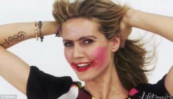 Как едят многие девушки, чтобы не смазать помаду на губах