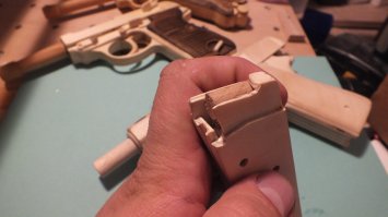 Вот кольт с магазином и экстрактором, при стрельбе откатывает затвор и выкидывает "гильзы".