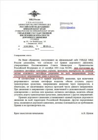 Наличие доп секции не о чём не говорит. Она может показывать прямо, как я уже говорил или может не работать. Основной светофор будет мигать жёлтым, если он выключен, а стрелка никак не может Вас информировать о своей работоспособности. Как долго надо ждать, если секция со стрелкой не подключена? 
В дополнение моих слов разъяснения ГИБДД.