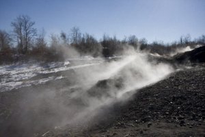 Если горящую дроблёную породу не изолировать от всей массы угля - гореть будет всё. В условиях карьера - пожарку не подогнать.. да и воды не хватит, скидывать в отдельную кучу, тоже места нету. Единственный способ раскидать костёр на много мелких угольков и локализовано тушить. Поэтому и сваливают в кузов (ему то что, он железный) горящую массу и вывозят с карьера, где уже в том же кузове из пожарной кишки тушат. Так гораздо легче и эффективней. Да и времени нет, если пласт начнёт прогорать внутрь, то уже ничего не поможет, десятки лет гореть земля будет. Вот поэтому быстро и решительно без соплей и разглагольствования - вычёрпывают горящую породу, пока хуже не стало. Как например в городе Сентрейлия (штат Пенсильвания). Собственно кто видел как горят торфяники, понимает о чём речь.