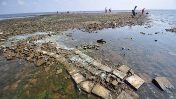Молога. Затоплена Рыбинским водохранилищем.
Из Вики: "К весне 1941 года город (согласно БСЭ недавно насчитывавший 6100 жителей) опустел, все постройки были перенесены или разрушены. Территория города была окончательно затоплена в 1946 году."
