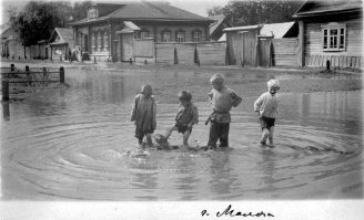 Молога. Затоплена Рыбинским водохранилищем.
Из Вики: "К весне 1941 года город (согласно БСЭ недавно насчитывавший 6100 жителей) опустел, все постройки были перенесены или разрушены. Территория города была окончательно затоплена в 1946 году."