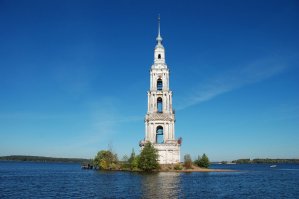 Молога. Затоплена Рыбинским водохранилищем.
Из Вики: "К весне 1941 года город (согласно БСЭ недавно насчитывавший 6100 жителей) опустел, все постройки были перенесены или разрушены. Территория города была окончательно затоплена в 1946 году."