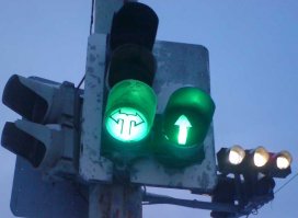 ГОСТ Р 52289-2004
7.2.2 Светофоры Т.1.п, Т.1.л и Т1.пл применяют для раздельного пропуска транспортных средств в определенных направлениях с данного подхода к перекрестку в случаях, если по техническим или экономическим соображениям невозможно применение светофоров Т.2
7.2.6 Светофоры Т.3 любых исполнений допускается применять в качестве повторителей сигналов светофоров Т.1 таких же исполнений, если их видимость для водителя транспортного средства, остановившегося у стоп-линии на крайней полосе проезжей части данного направления, затруднена. Светофоры Т.3 любых исполнений устанавливают на одной стойке со светофорами Т.1 таких же исполнений.

Дальше можно спорить сколько угодно "можно или нельзя", но я бы не рискнул поехать, пока не убедился что за секция на светофоре. Но случаи бывают разные - так у нас в течении месяца не работала доп.секция поворота налево и по началу в этом месте стала собираться пробка, пока секцию не стали игнорировать (на основной секции отсутствовали контурные стрелки). В дальнейшем секцию обратно подключили, но за все время небыло выписано ни одного (известного мне) штрафа.