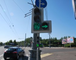 ГОСТ Р 52289-2004
7.2.2 Светофоры Т.1.п, Т.1.л и Т1.пл применяют для раздельного пропуска транспортных средств в определенных направлениях с данного подхода к перекрестку в случаях, если по техническим или экономическим соображениям невозможно применение светофоров Т.2
7.2.6 Светофоры Т.3 любых исполнений допускается применять в качестве повторителей сигналов светофоров Т.1 таких же исполнений, если их видимость для водителя транспортного средства, остановившегося у стоп-линии на крайней полосе проезжей части данного направления, затруднена. Светофоры Т.3 любых исполнений устанавливают на одной стойке со светофорами Т.1 таких же исполнений.

Дальше можно спорить сколько угодно "можно или нельзя", но я бы не рискнул поехать, пока не убедился что за секция на светофоре. Но случаи бывают разные - так у нас в течении месяца не работала доп.секция поворота налево и по началу в этом месте стала собираться пробка, пока секцию не стали игнорировать (на основной секции отсутствовали контурные стрелки). В дальнейшем секцию обратно подключили, но за все время небыло выписано ни одного (известного мне) штрафа.