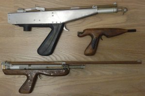 Ну, держи.
Тот, что под присоску, сделан так, что он может стрелять хоть ручкой. В стволе предусмотрен прижим, чтобы предмет не выпадал.