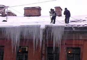 Насчет плоских крыш... Вы просто весной не ходили по улице, где ВСЕ дома с неплоскими крышами.