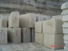 Вообще то  белый  инкерманский  камень  и  ракушняк это два разных камня.