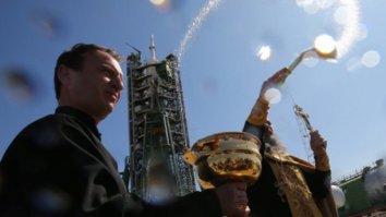 Тю  дык с этим все ужо ясно!

Ответственность за неудачный запуск "Союза-2.1б" с космодрома "Восточный" лежит на благовещенском епископе Лукиане, который освящал ракету-носитель перед стартом.

Об этом во вторник, 28 ноября, радиостанции "Говорит Москва" сообщил протодиакон Андрей Кураев.

"Если человек нечто делает, а выходит плохо, то для него это вопрос задуматься, правильно ли он делает. Очень странно, что церковь вроде предоставляет услуги, но никогда не отвечает за качество этих услуг. В этом есть некоторая проблема. Я по-богословски могу объяснить всё что угодно, понимаю, что есть промысел божий и так далее, но всё же, мне кажется, что тот же епископ Лукиан в душе этот вопрос должен хранить. Равно как и епископ Иоанн, который освящал подлодку "Курск". Это вопрос к совести: господи, почему ты ни во что ставишь мои молитвы? Может, мои отношения с тобой менее радужны, чем мне представляется?",   заявил Кураев.

По мнению протодиакона, освящающие ракеты священники РПЦ должны отвечать за аварии с ними.

Ракета "Союз" с 19 спутниками стартовала с "Восточного" 28 ноября в 08:41. "Роскосмос" отчитался о выведении разгонного блока с трехтонным аппаратом "Метеор-М" на расчетную орбиту, однако затем сообщил, что на целевую орбиту спутник не вышел, связь с ним установить не удалось.

По предварительным данным, ракета упала в Атлантический океан вместе со всеми спутниками. Причиной аварии мог стать человеческий фактор