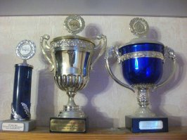 Иди уроки учи, Детка!  Твоё имя никто и звать тебя никак, а я всю жизнь гонял и сейчас этому обучаю. Это ваше покаление кроме гугла ничего и не знает! А я в доинтернетовскую эпоху уже на пьедестале стоял! И человека, между прочим, сбил (слава Богу не сильно!) на подобном "масклкаре" ( Шевроле Камаро 1990 года) потому, что нормальных тормозов там НЕТ!!!!