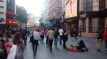Да есть) Фотки сделаны этим летом в Лондоне недалеко от Трафальгарской площади,а это самый центр Лондона