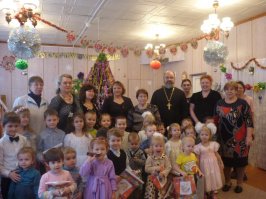 Абсолютно правильное решение. Гнать поганой метлой этих Дедов Морозов, Снегурочек. Сейчас вот эти дяди в рясах рассказывают детям сказки.