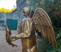 ЕСЛИ ЭТО ИСКРЕННЕ, МОЖНО ТОЛЬКО ПОСОЧУВСТВОВАТЬ . СКУЛЬПТОР САМОУЧКА СДЕЛАЛ СТАТУЮ ПУТИНА С ТЕЛОМ КРЫЛАТОГО МЕДВЕДЯ.
Житель Астрахани Виктор Кропачев создал железную кованую скульптуру, которая представляет собой тело медведя с крыльями и с головой Владимира Путина. В руках существа находится осетр, который должен олицетворять Астраханскую область. Монумент получил название  Ум, сила и душа .
Изначально Кропачев хотел выставить крылатого медведя в одном из культурных заведений города, но сделать этого ему не удалось. Художнику-самоучке пришлось поставить его в палисаднике частного дома. Позже скульптор хочет подарить свою работу Владимиру Путину, пишет  Каспий Инфо .
По мысли автора, скульптура   это образ России, которую возглавляет Путин. Медведь символизирует страну, орел, на которого он наступает, олицетворяет внешних врагов России. В лапах медведя находится осетр   символ Астраханской области. По замыслу Кропачева, рыба также означает доброту и душевность Путина, который ранее выпускал в астраханском регионе в Волгу молодь осетра.
Художник задумал скульптуру еще шесть лет назад, но долго продумывал детали монумента. Создание памятника заняло всего несколько месяцев.
Кропачев увлекается художественной ковкой с 2009 года. Несколько лет назад он получил субсидию от службы занятости на развитие своих проектов. До создания Путина-медведя самоучка участвовал в выставках декоративно-прикладного искусства.