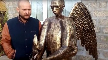 ЕСЛИ ЭТО ИСКРЕННЕ, МОЖНО ТОЛЬКО ПОСОЧУВСТВОВАТЬ . СКУЛЬПТОР САМОУЧКА СДЕЛАЛ СТАТУЮ ПУТИНА С ТЕЛОМ КРЫЛАТОГО МЕДВЕДЯ.
Житель Астрахани Виктор Кропачев создал железную кованую скульптуру, которая представляет собой тело медведя с крыльями и с головой Владимира Путина. В руках существа находится осетр, который должен олицетворять Астраханскую область. Монумент получил название  Ум, сила и душа .
Изначально Кропачев хотел выставить крылатого медведя в одном из культурных заведений города, но сделать этого ему не удалось. Художнику-самоучке пришлось поставить его в палисаднике частного дома. Позже скульптор хочет подарить свою работу Владимиру Путину, пишет  Каспий Инфо .
По мысли автора, скульптура   это образ России, которую возглавляет Путин. Медведь символизирует страну, орел, на которого он наступает, олицетворяет внешних врагов России. В лапах медведя находится осетр   символ Астраханской области. По замыслу Кропачева, рыба также означает доброту и душевность Путина, который ранее выпускал в астраханском регионе в Волгу молодь осетра.
Художник задумал скульптуру еще шесть лет назад, но долго продумывал детали монумента. Создание памятника заняло всего несколько месяцев.
Кропачев увлекается художественной ковкой с 2009 года. Несколько лет назад он получил субсидию от службы занятости на развитие своих проектов. До создания Путина-медведя самоучка участвовал в выставках декоративно-прикладного искусства.