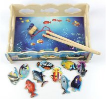 а еще настольная игра "рыбалка" Удочка с магнитиком, надо было бумажные рыбки выуживать)))