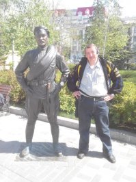 В Самаре, на набережной Волги, стоит добравшийся наконец до родной стороны товарищ Сухов!