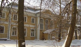 А мы, во время прохождения полевой практики, жили в усадьбе Бараново (Бараново-Акатово). Это старый вид, сейчас её реставрировали. 

п.с.: пролетающие на малой высоте самолеты все портят...