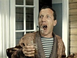 Пену на кухне? Да фигня это!
Я как-то ложку фейри (зачем-то перелитого в баночку от джема) вместо джема навернул...