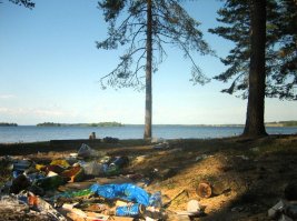 Значит, говорите, у нас в России большой туристический потенциал? Вот смотрите, как этот потенциал в красивейшей Карелии используется, и его последствия. Удавил бы гадов. Каждое замечание этим быдло-туристам, гарантированный скандал переходящий в драки.