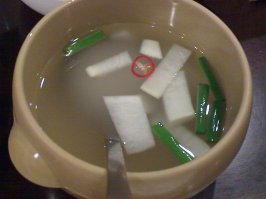 Долго не мог понять, что именно автор обвел красным кружочком ))