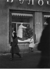 За едой и очередями автор совсем забыл настоящую новогоднюю сказку. Это  ... витрины!!!
В те скудные на праздники советские времена перед НГ все витрины и окна магазинов украшались силами продавцов самым интересным образом: создавались картинки из зимней сказки, со снегом из крахмаленной ваты, покрытой слюдой и блестками битых игрушек, с "заснеженными" ветками, опушенными кристаллами соли, с детскими горками, с которых на санях скатывались радостные куклы. Самый захудалый провинциальный магазинчик вдруг превращался то ли в кукольный театр, то ли в  застывший кадр из яркого детского мультика. Никакой рекламы, никаких товаров из магазина, никаких иноземных сантаклаусов - только простые русские забавы. Мы, детишки, часами разглядывали эти образы зимнего счастья, видя себя по ту сторону реальности и мечтая о таком простом, доступном и понятном нам чуде, которое наступит в ночь на 1 января

Жаль, в интернете так и не нашла красноречивую фотографию из тех времен