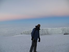 У меня 4.5 года назад сын на Кили поднимался. Чувствовать себя "большим белым господином" не слишком приятно, но таковы местные законы... У него на верху снег еще был, он как раз говорил - надо было поспешить, а то снегу совсем недолго осталось. Но скоро, наверно, и ледников не останется. Эльбрус был для него гораздо сложнее, из 5 человек трое развернулись. А в январе он решил в Эквадоре по горам походить, на самую высокую вершину Латинской Америки времени не хватает... 
Я сам только по местным горкам гуляю, походы на один день - все таки возраст чуть побольше (гора Вашингтон была самой высокой). Но тоже удовольствие!