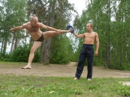 Кстати, если вдруг кому интересно. Вашему вниманию, автор сия поста(слева) демонстрирует свои навыки общения с автохамами.