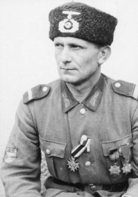 Тот случай, когда лучше бы вам свою желчь при себе придержать. Про турок с первой фото ничего не скажу. И про азиатов/ монголов со второй тоже. А вот третье фото достаточно известно. Это казаки полицаи при немецкой комендатуре. Внимательней надо быть, любезный, а то так своих ребятшек подставить можно.