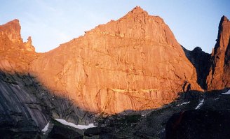 Красивые фотографии. Автор молодец. Все озера подписаны. Многие другие объекты подписаны. Правда названий некоторых озер я не знаю, но вид знакомый, может, почему правда такое возможно не понятно, я знаю их под другими названиями. На фотографиях присутствует одна гора, но она никак не обозначена, а жаль. Это гора  Динозавр    2221,7 м. Например на фотографии подписанной:  Озеро Космическое. Мусора нет. Из людей здесь побывали единицы  как раз гора  Динозавр , но она снята со стороны озера, которое я знаю под названием  Ледяное . Я за восхождение на него, на  Динозавра , свой первый разряд в альпинизме получил. Ну в смысле не  первый  разряд по альпинизму, а впервые разряд получил. Вот эта гора: