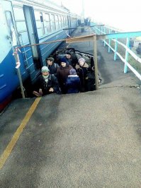 Русофобский пост, вот это фото -  Украина.

"На Днепропетровщине на ж/д станции обрушилась платформа, люди ждут поезд в яме "