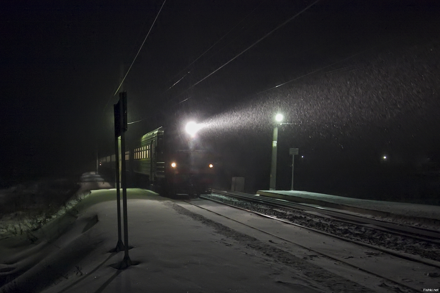Дорога домой вечером. Ночной поезд. Железная дорога ночью. Поезд ночью. Ночной снегопад на железной дороге.