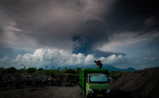 Пока жители Бали уезжают подальше от вулкана, туристы фотографируются на фоне выбросов пепла