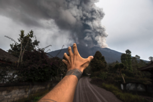 Пока жители Бали уезжают подальше от вулкана, туристы фотографируются на фоне выбросов пепла