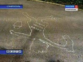 "Вирусный маркетинг". Задача такой рекламы, чтобы люди обращали внимание. А ещё лучше, чтобы люди понесли сами распространять её.
В итоге плакат вышел в пару тысяч, а народ сейчас по социалкам потащит, по пикабушечкам, может ещё местные СМИ снимут репортаж.