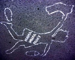 "Вирусный маркетинг". Задача такой рекламы, чтобы люди обращали внимание. А ещё лучше, чтобы люди понесли сами распространять её.
В итоге плакат вышел в пару тысяч, а народ сейчас по социалкам потащит, по пикабушечкам, может ещё местные СМИ снимут репортаж.