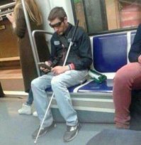 В метро часто вижу слепого дядьку, сидящего с телефоном. Сидит, елозит пальцем по выключенному экрану, в самом телефоне наушники. Как-то без наушников он был. От его жестов смарт выдает щелчки, различные тоны и прочие короткие звуки. Потом синтезированная речь пошла. Видимо приложуха специальная стоит.