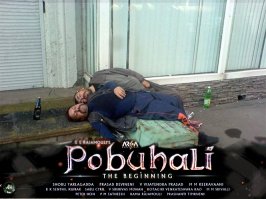 Слон отбросил парня, попытавшегося повторить на нём трюк из фильма "Бахубали"