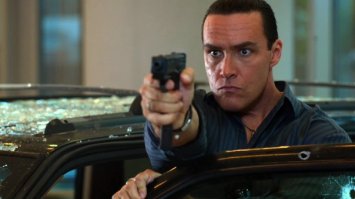 Автор,теперь ходя по улицам,оглядывайся по сторонам! Ты забыл супермегазвезду Голливуда, лучшего друга Шварца, Ван Дамма и Брюса Ли - Сашку Курицына!