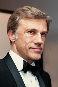 Смотрел Stranger Things и все никак не мог понять, кого напоминает сестра Майка.
Вот сейчас - все срослось....