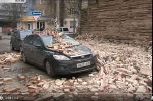 Она требовала взыскать с нас 850 тысяч - полную стоимость нового автомобиля и еще 500 тысяч   возмещение морального вреда - возмущается Галина Ремжина. - 500 тысяч только за то, что теперь ей приходится ездить на работу на общественном транспорте. От этого она морально страдает. за это ведрище!!!!