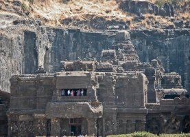 Кайласанатха   высеченный в скале храм, Индия.
Храм Кайласанатха в Эллоре   это один из самых крупных монолитных храмов в мире и поистине один из самых впечатляющих шедевров архитектурного наследия. Этот монолитный храмовый комплекс был высечен из огромной единой скалы. Строительство храма длилось очень долго, порядка ста лет, начиная с 6 века, во время правления Дантидурга и заканчивая при Кришнарадже Первом. Не стоит забывать о том, что в отличии от других подобных сооружений, выдолбленных из рыхлых известняка или туфа, здешним строителям пришлось иметь дело с самым твердым камнем на Земле   базальтом.
 Храм Кайласанатха представляет собой не какую-то одну постройку, а целый комплекс зданий, состоящий из: входных ворот, двора со святилищем быка Нанди (символ бога Шивы), зала для молитв и святилища бога Шивы, в окружении пяти келий. Весь комплекс расположен в вырубленном в скале дворе размерами около 58 х 51 метр, который уходит в глубь скалы на 33 метра. Высота храма достигает 29 метров.