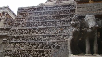 Кайласанатха   высеченный в скале храм, Индия.
Храм Кайласанатха в Эллоре   это один из самых крупных монолитных храмов в мире и поистине один из самых впечатляющих шедевров архитектурного наследия. Этот монолитный храмовый комплекс был высечен из огромной единой скалы. Строительство храма длилось очень долго, порядка ста лет, начиная с 6 века, во время правления Дантидурга и заканчивая при Кришнарадже Первом. Не стоит забывать о том, что в отличии от других подобных сооружений, выдолбленных из рыхлых известняка или туфа, здешним строителям пришлось иметь дело с самым твердым камнем на Земле   базальтом.
 Храм Кайласанатха представляет собой не какую-то одну постройку, а целый комплекс зданий, состоящий из: входных ворот, двора со святилищем быка Нанди (символ бога Шивы), зала для молитв и святилища бога Шивы, в окружении пяти келий. Весь комплекс расположен в вырубленном в скале дворе размерами около 58 х 51 метр, который уходит в глубь скалы на 33 метра. Высота храма достигает 29 метров.