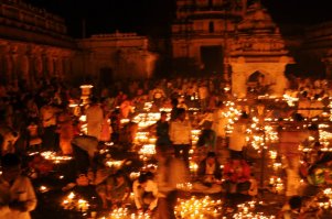 Сам праздник, фотать со вспышкой нельзя, так что без штатива смазано.