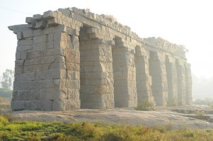 Руины моста около бунгало (которое больше похоже на сарай).