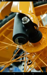 Мне кажется или снизу вилки уже краска отколупалась??