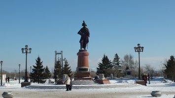 В Красноярске, на берегу Енисея, рядом с Большим концертным залом находится памятник командору Резанову. Памятник поставлен на месте старинного кладбища, которое было вскрыто бульдозером при планировании территории этого самого Большого концертного зала. Кроме прочих останков было найдено захоронение в котором на ряду с останками сохранилась шпага и мундир с золотым шитьём. Останки, мундир и шпага были перевезены, предположительно в краеведческий музей, но там они не выставляются. В основном останки с этого кладбища были перезахоронены на других кладбищах города.
В Большом концертном зале дал свой последний концерт в Красноярске Дмитрий Хворостовский.