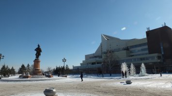 В Красноярске, на берегу Енисея, рядом с Большим концертным залом находится памятник командору Резанову. Памятник поставлен на месте старинного кладбища, которое было вскрыто бульдозером при планировании территории этого самого Большого концертного зала. Кроме прочих останков было найдено захоронение в котором на ряду с останками сохранилась шпага и мундир с золотым шитьём. Останки, мундир и шпага были перевезены, предположительно в краеведческий музей, но там они не выставляются. В основном останки с этого кладбища были перезахоронены на других кладбищах города.
В Большом концертном зале дал свой последний концерт в Красноярске Дмитрий Хворостовский.